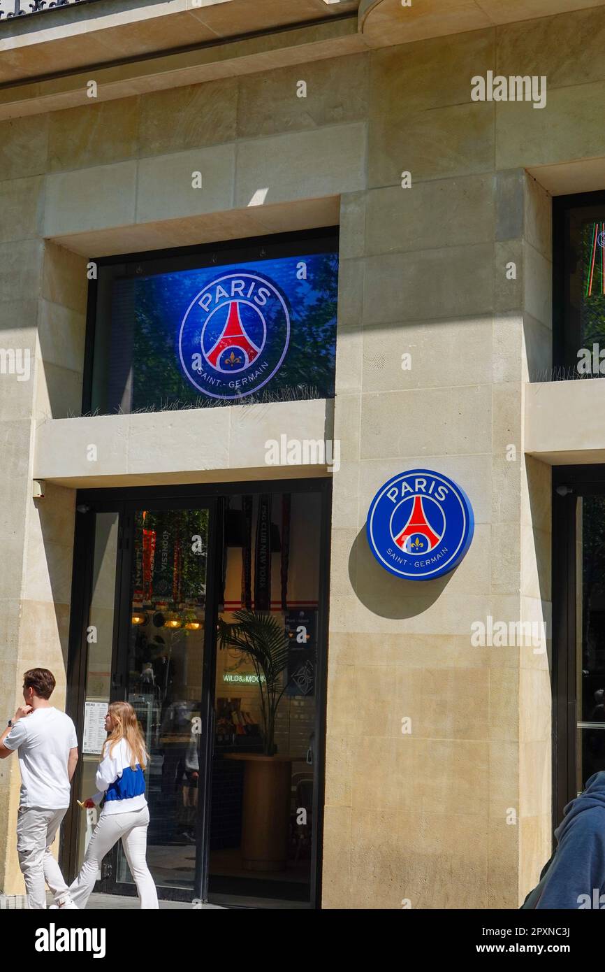 Außenansicht von Paris Saint Germain, PSG, Football Sportswear Boutique auf der Avenue Champs-Elysées, Stockfoto