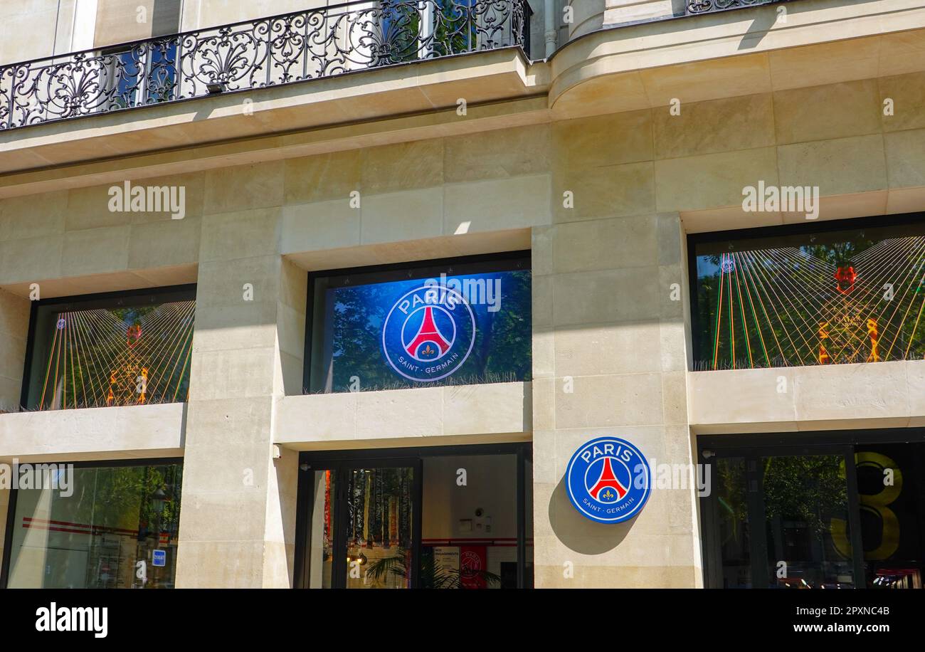 Außenansicht von Paris Saint Germain, PSG, Football Sportswear Boutique auf der Avenue Champs-Elysées, Stockfoto