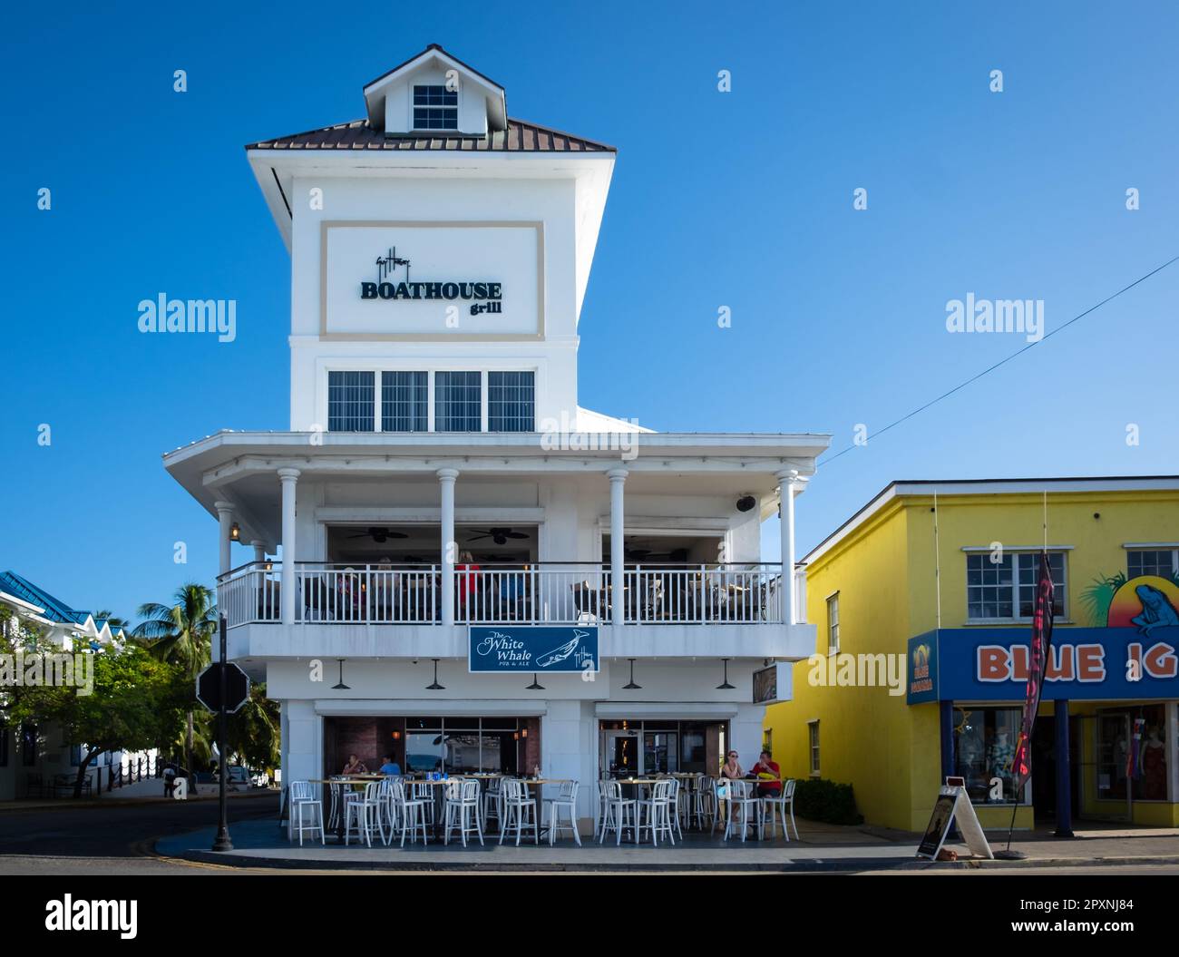 Grand Cayman, Cayman Islands, Januar 2023, Blick auf den Boathouse Grill und die White Whale Restaurants in George Town Stockfoto
