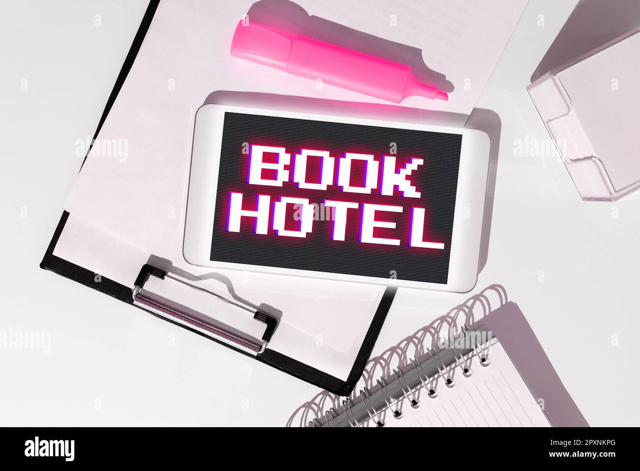 Text mit Inspiration Buchen Sie Hotel, Business, und stellen Sie ein Arrangement dar, das Sie für ein Hotelzimmer oder eine Unterkunft treffen Stockfoto
