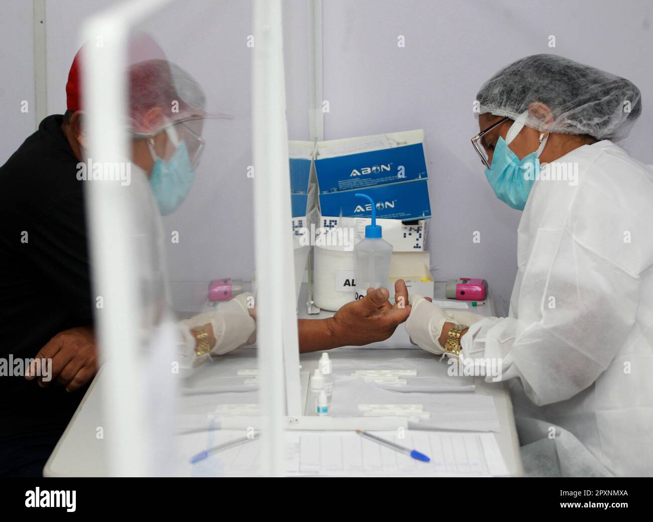 feira de santana, bahia, brasilien - 21. april 2023: Die Menschen machen einen Schnelltest, um die Krankheit in einem medizinischen Zentrum in der Mikareta der CIT zu entdecken Stockfoto