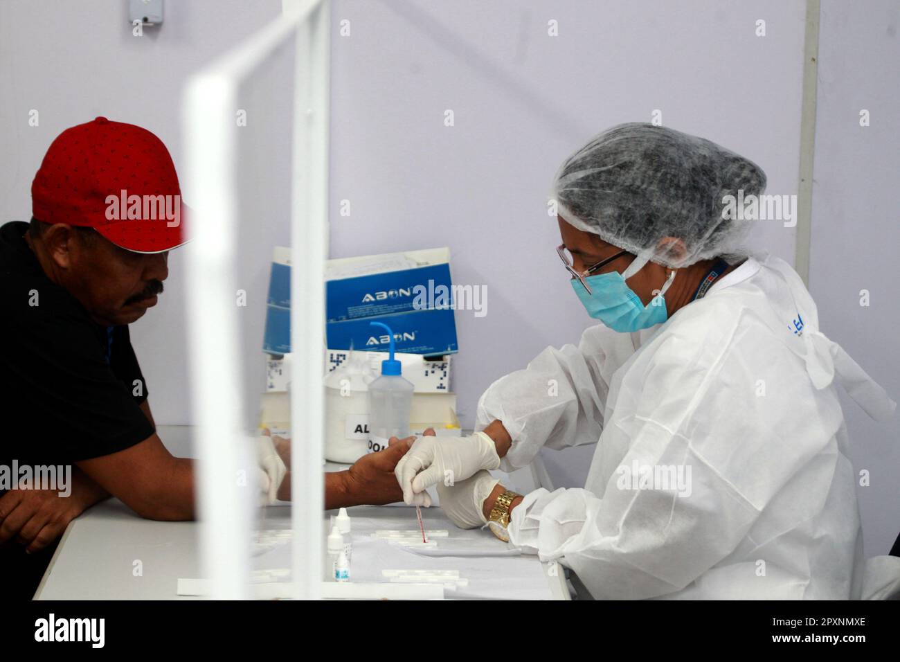 feira de santana, bahia, brasilien - 21. april 2023: Die Menschen machen einen Schnelltest, um die Krankheit in einem medizinischen Zentrum in der Mikareta der CIT zu entdecken Stockfoto