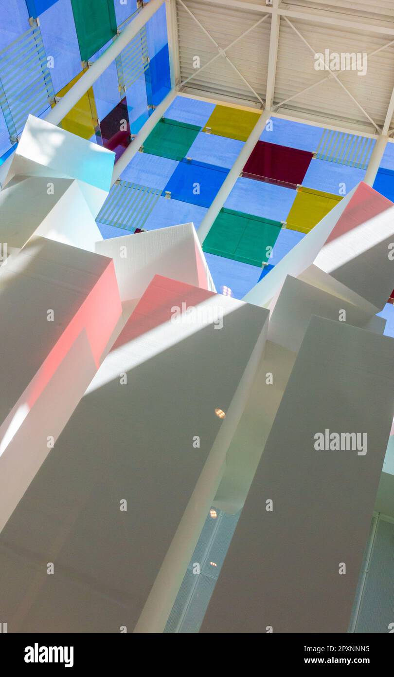 Das Pompidou Centre in El Cubo Malaga Andalucia Spanien ist eine Galerie und ein Kunstzentrum, entworfen von Javier Pérez de la Fuente und Juan Antonio Marín Malavé. Stockfoto