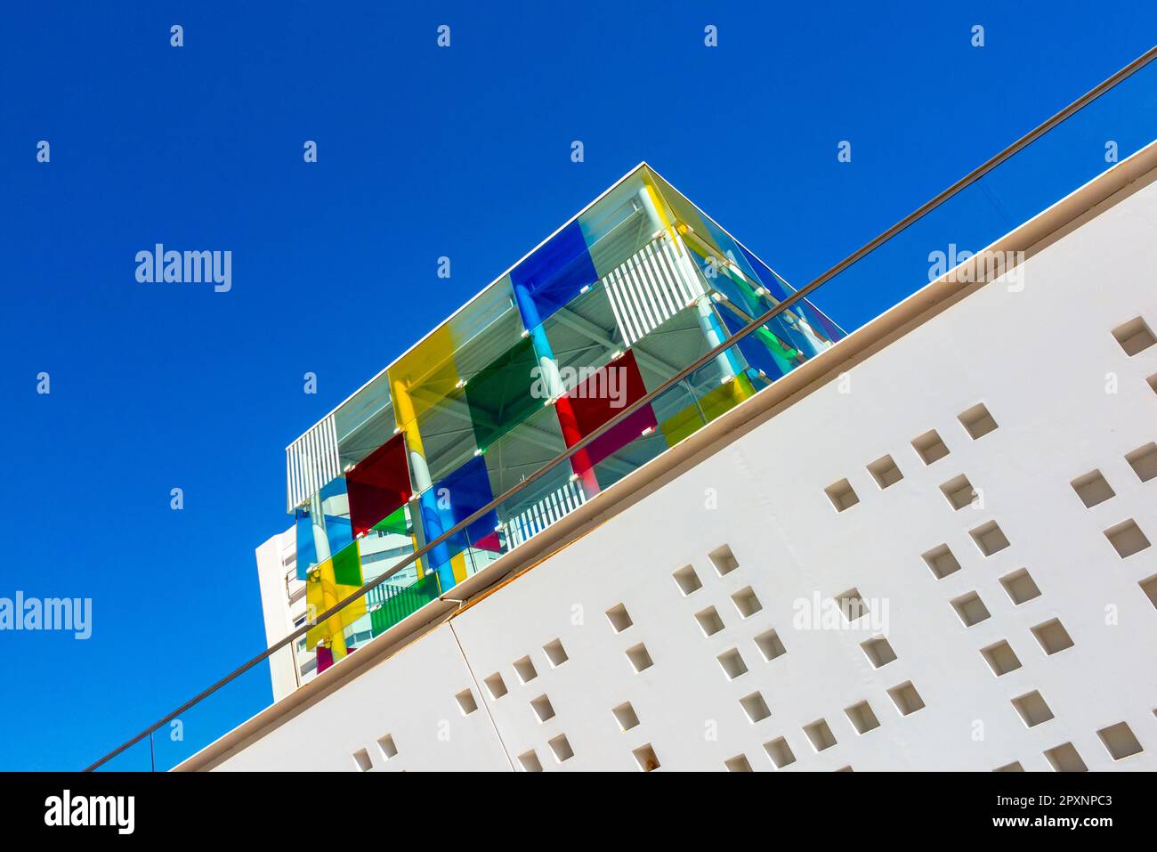 Das Pompidou Centre in El Cubo Malaga Andalucia Spanien ist eine Galerie und ein Kunstzentrum, entworfen von Javier Pérez de la Fuente und Juan Antonio Marín Malavé. Stockfoto