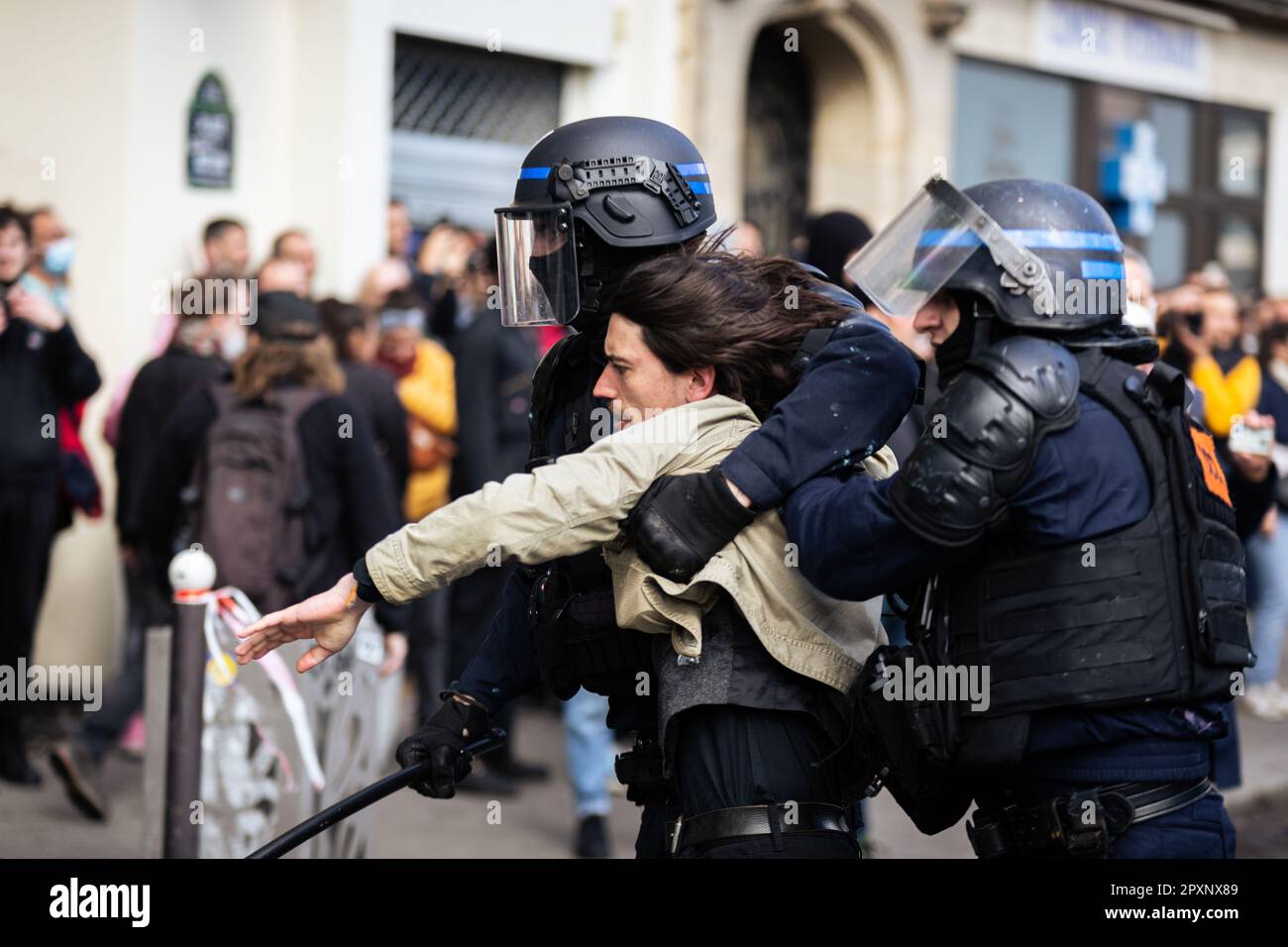 Paris, Frankreich. 01. Mai 2023. Ein Demonstranter wird während der Zusammenstöße von der Polizei festgenommen. Der Tag der Arbeit in Frankreich war geprägt von Hunderten von Verhaftungen sowie von mehreren Polizisten und Demonstranten, die während der Zusammenstöße verletzt wurden. In Paris stand ein friedlicher und festlicher marsch im Gegensatz zu einem radikaleren, wo gewalttätige Zusammenstöße stattfanden. Beide fuhren vom Place de Republique zum Place de la Nation. Die Demonstranten bleiben im Kampf gegen das neue Buchengesetz, das das Alter erhöhen soll, fest. Kredit: SOPA Images Limited/Alamy Live News Stockfoto