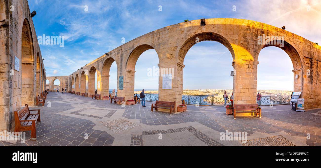 Oberer Baraka-Garten und mit den dekorativen Steinbögen, Valleta, Malta. Stockfoto