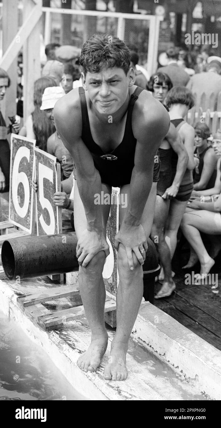 Johnny Weissmuller. Porträt des amerikanischen Olympiasiegers und Schauspielers Johnny Weissmuller (geboren Johann Peter Weißmüller, 1904-1984) im Jahr 1924 Stockfoto