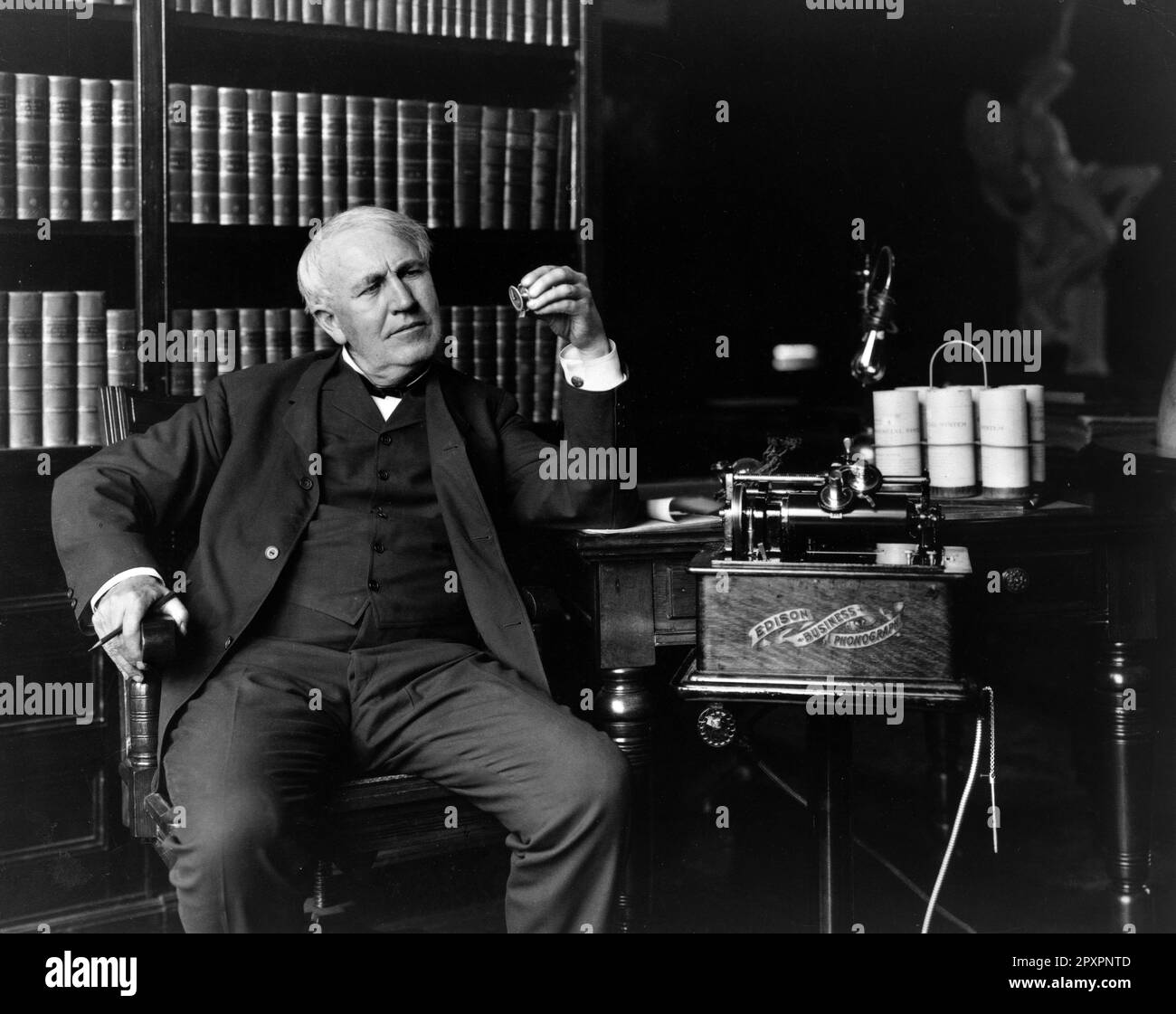 Thomas Edison. Der amerikanische Erfinder und Geschäftsmann Thomas Alvar Edison (1847-1931) mit seinem Geschäftsphonographen. Porträt, 1907 Stockfoto