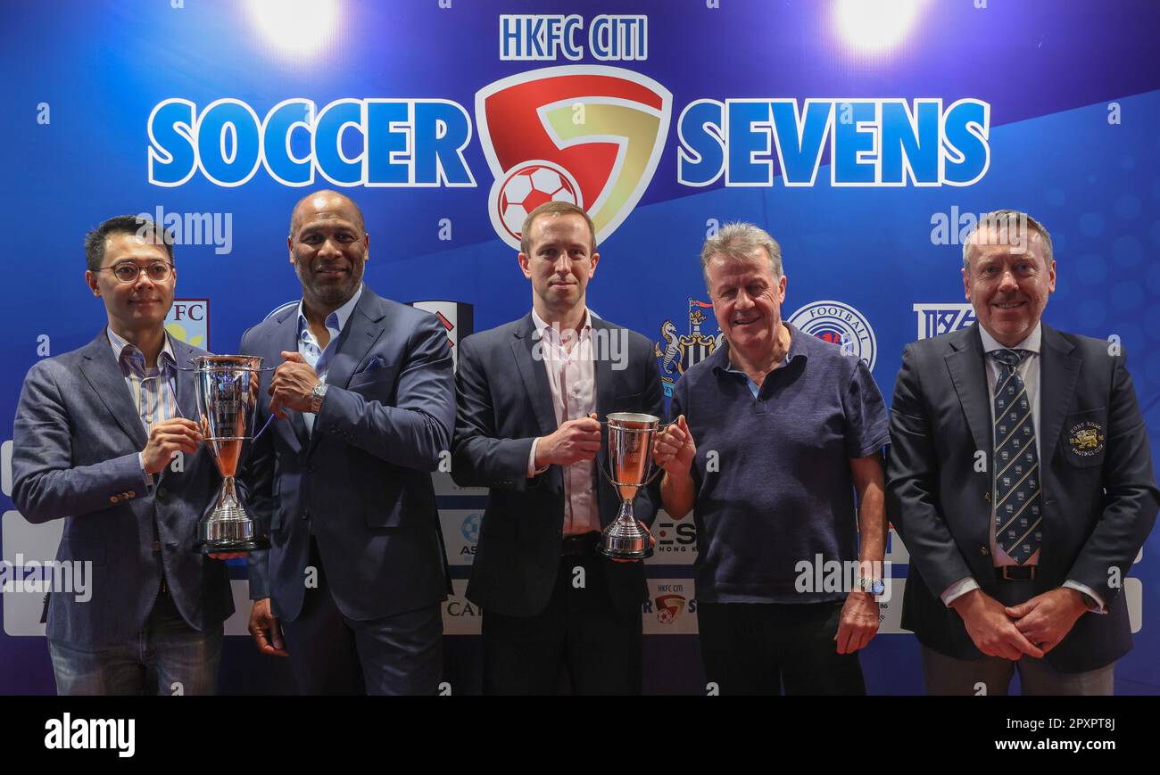 (L-R) Joe Tan, CEO, Hong Kong Football Association, Les Ferdinand; Chris Long, Chief Administrative Office, Citi Hong Kong; Tony Bratsanos, Vorsitzender des Organisationskomitees, HKFC CITI Soccer 7s, und Neil Jensen, Vorsitzender der Hong Kong Football Association, posieren für ein Bild auf der Pressekonferenz für Fußball Sevens im Football Club, Happy Valley.26APR23 SCMP/Yik Yeung-man Stockfoto