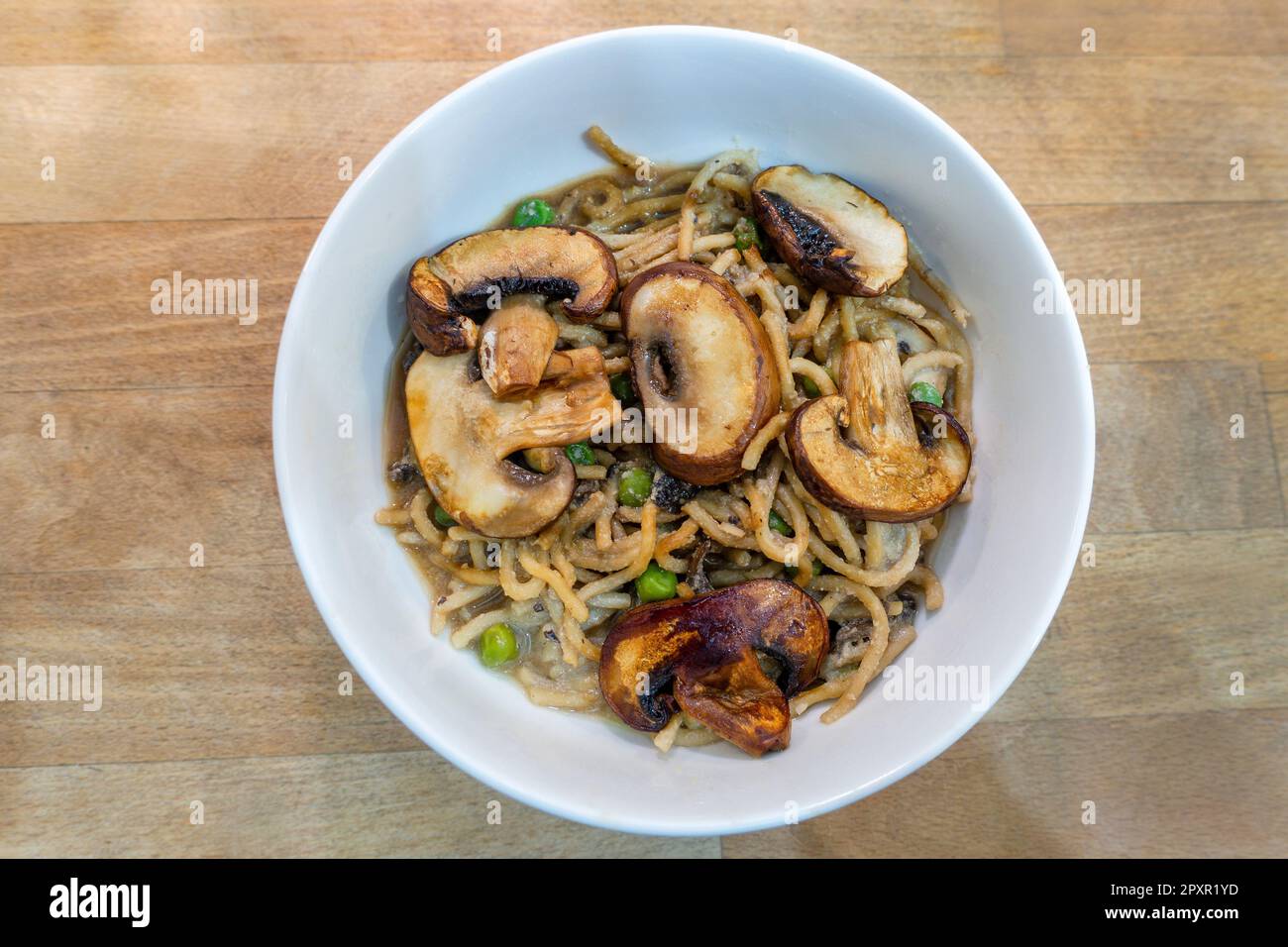 Pilzkarbonara, Veganisches Gericht, Hausgemacht, Spaghetti, Portobella Pilz, Cashew Nuts, Sojasauce, Apfelessig, Olivenöl, Ahornsirup, Erbsen, Stockfoto