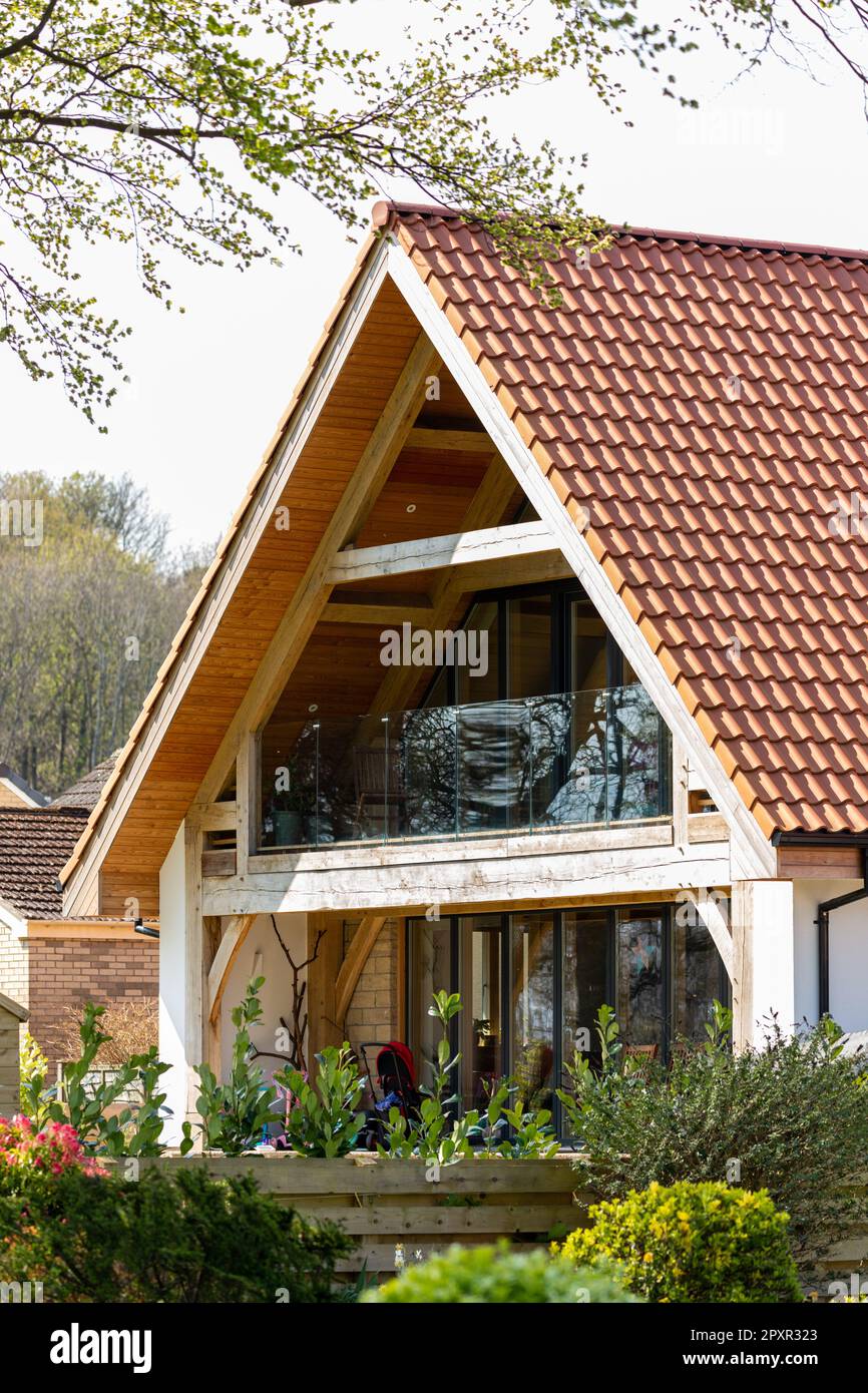 Ein neu gebautes traditionelles Eichenrahmengebäude im Dorf Aberdour, Fife. Stockfoto