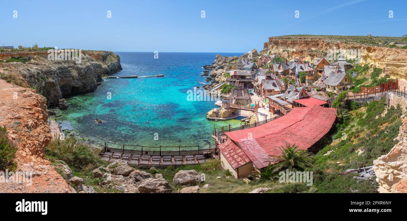 Malta, Il-Mellieha. Blick auf das berühmte Popeye Dorf Mellieha und die Bucht an einem sonnigen Tag Stockfoto