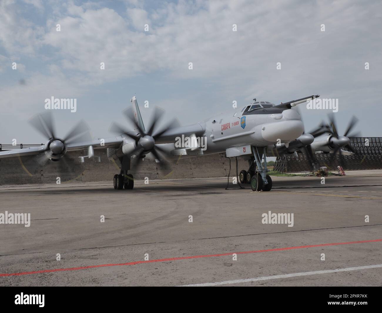 Tupolev TU-95 (Russisch: Туполев Ту-95; NATO-Berichtsname: 'Bär') ist eine große, viermotorige Turboprop-betriebene strategische Bomber- und Raketenplattform. Stockfoto