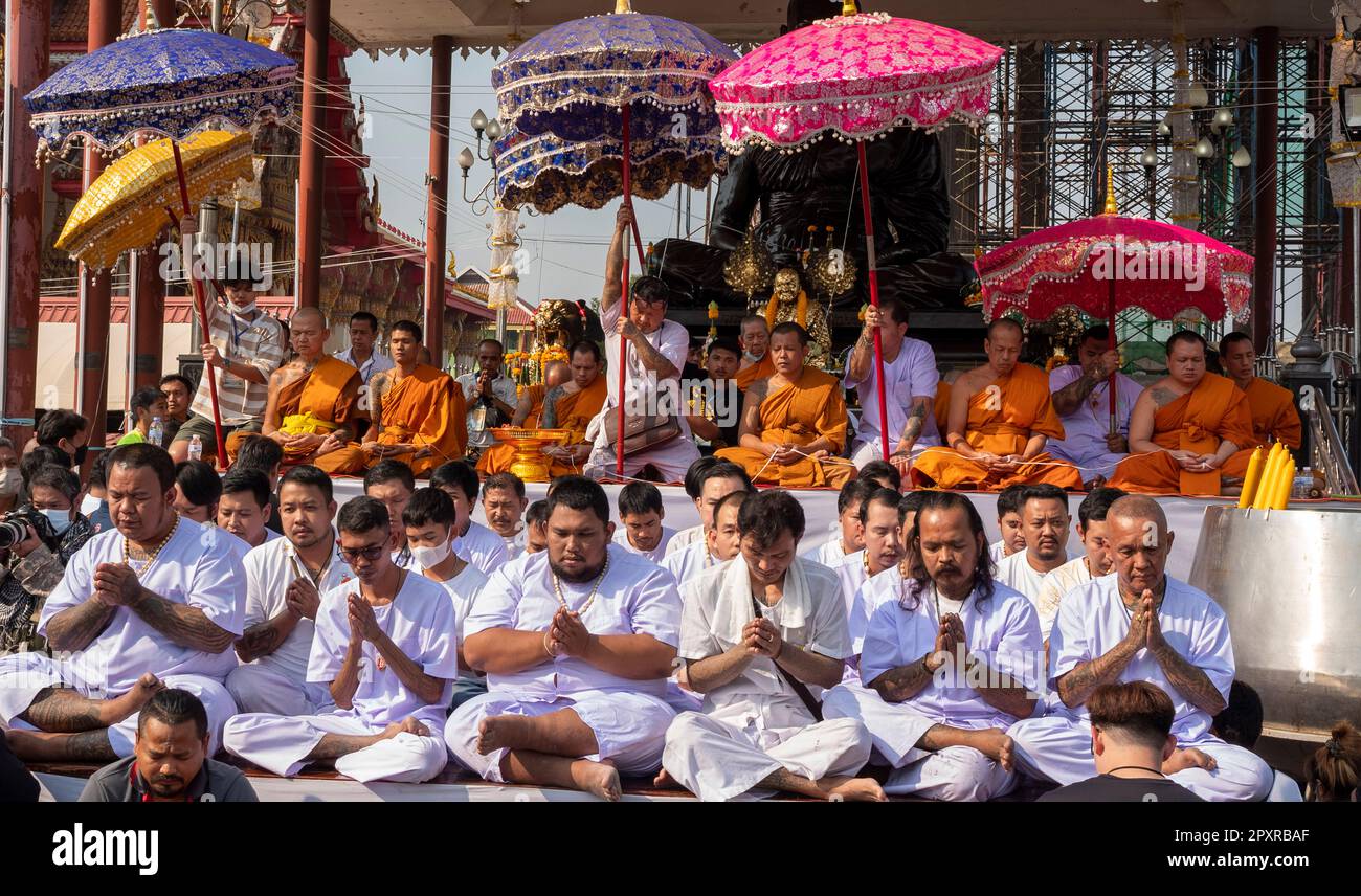 Die Menschen beten während des Wai Khru Spirited Tattoo Festivals im Wat Bang Phra Tempel. Die Veranstaltung beginnt am ersten Freitag im März, wenn sich die Anhänger um stellen Stockfoto