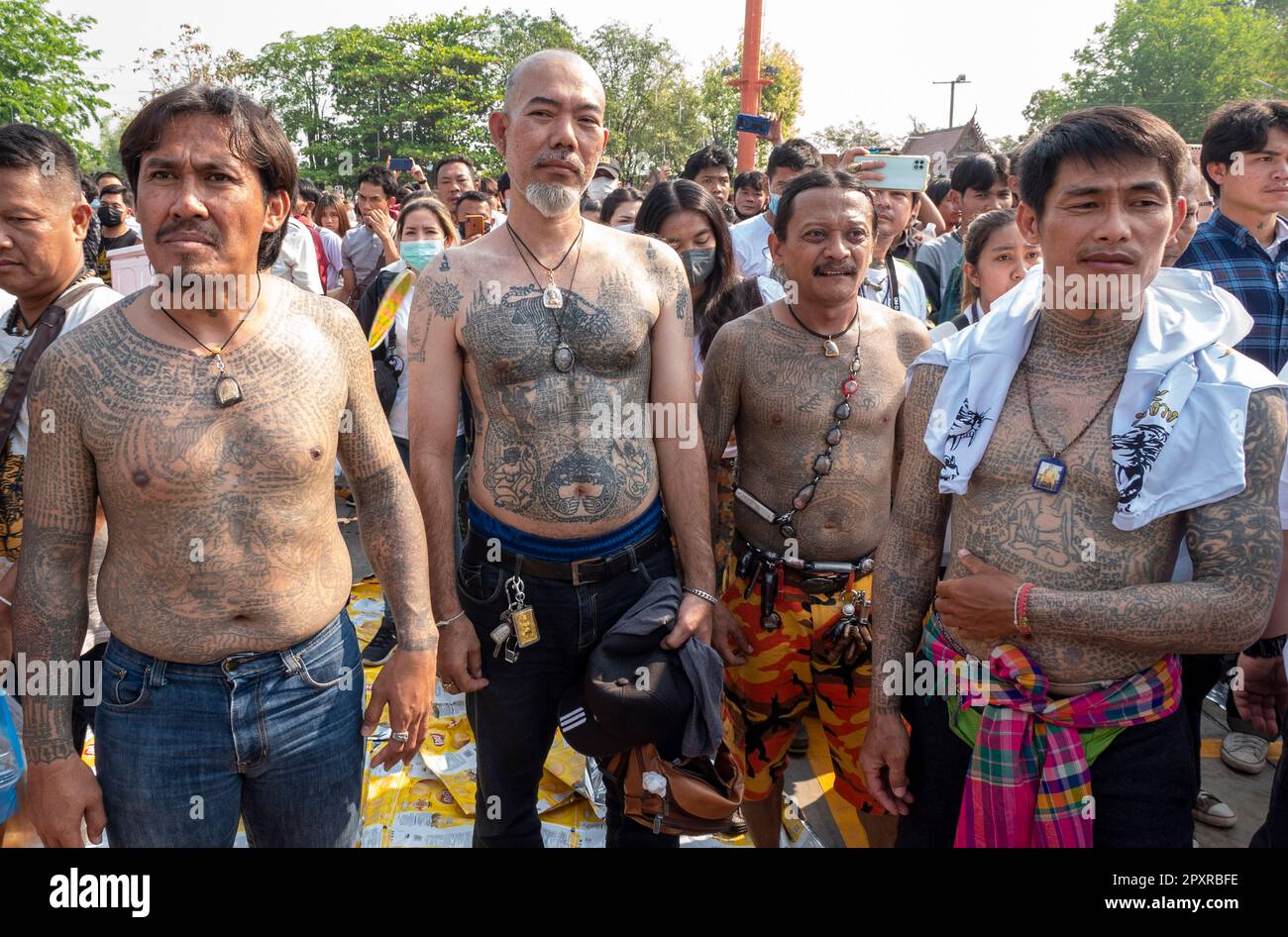 Männer mit Tattoos besuchen das Wai Khru Spirited Tattoo Festival im Wat Bang Phra Tempel. Die Veranstaltung beginnt am ersten Freitag im März, wenn die Anhänger U antreten Stockfoto