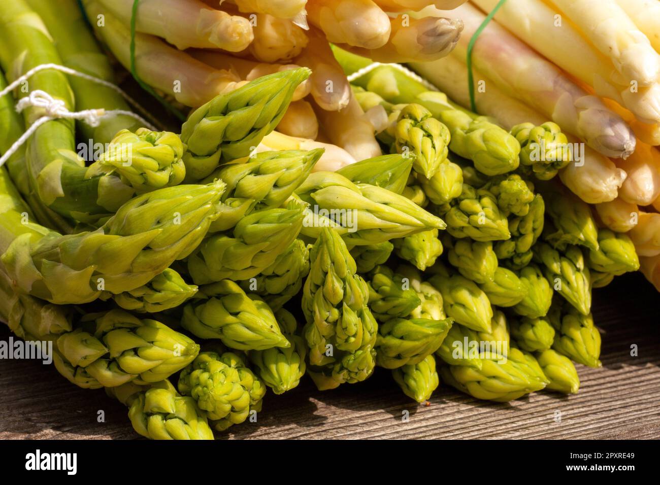 Grüner und weißer Spargel auf einem rustikalen Holztisch Stockfoto