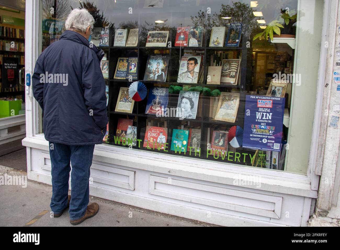 West London, Großbritannien. 02. Mai 2023. In den meisten Londoner Buchläden werden Bücher mit König Karl III. Und der verstorbenen Königin ausgestellt. Kredit: Sinai Noor/Alamy Live News Stockfoto