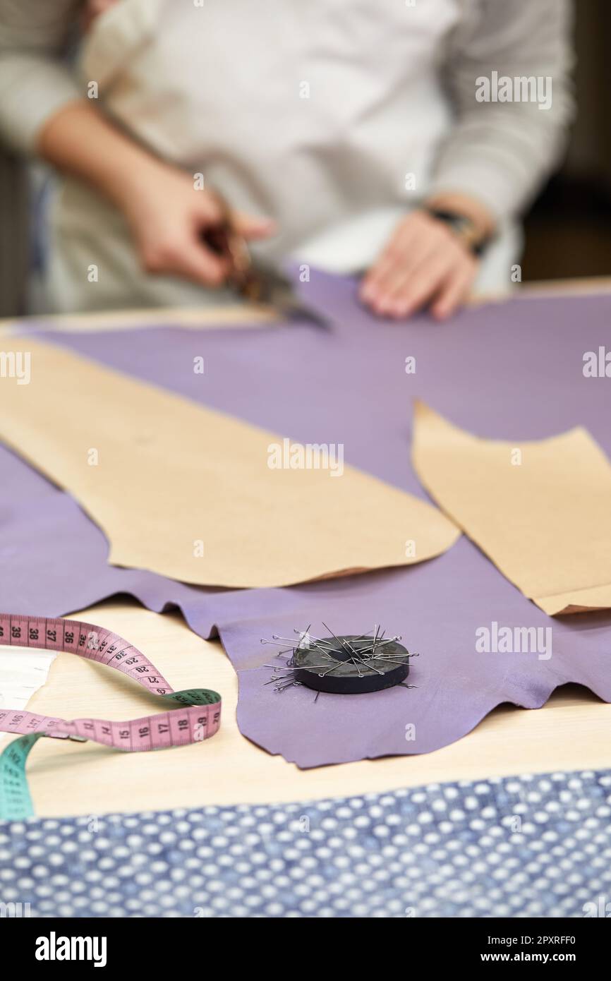 Stoff und Stifte zum Nähen und Nadelarbeiten. Nähset Stockfoto