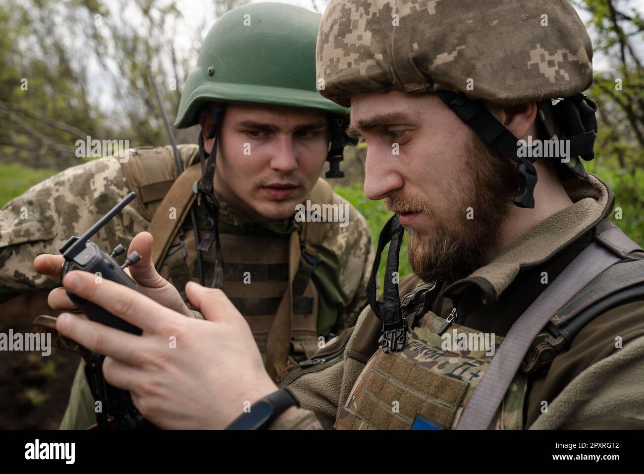 25. April 2023, Ukraine: Ukrainische Soldaten werden gesehen, wie sie den Standort auf dem Monitor während einer Demonstration der Drohnenaufklärung in der Nähe von Soledar überprüfen. Soldaten in der Drohneneinheit sagten, dass die Aufklärung von Drohnen eine große Rolle im Krieg zwischen der Ukraine und Russland spielt, die nicht nur als Überwachung fungieren, sondern auch Angriffsmissionen durchführen. Die ostukrainische Stadt in der Region Donezk wurde im Januar von russischen Streitkräften belagert. Die Belagerung hat einen Vorteil für die Umschließung der nahegelegenen Stadt Bakhmut gebracht, die als eine der bedeutendsten Schlachten seit der russischen Invasion gilt. Als Th Stockfoto