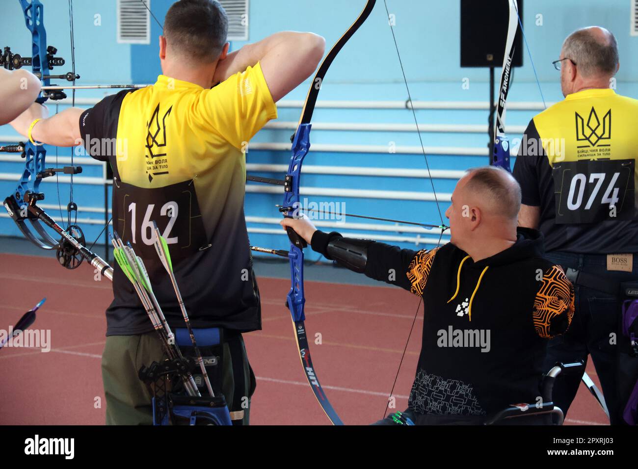 Nicht exklusiv: LEMBERG, UKRAINE - 30. APRIL 2023 - Teilnehmer nehmen am Bogenschießen-Turnier Teil, das im Rahmen der nationalen Auswahlphase für Team UK stattfindet Stockfoto