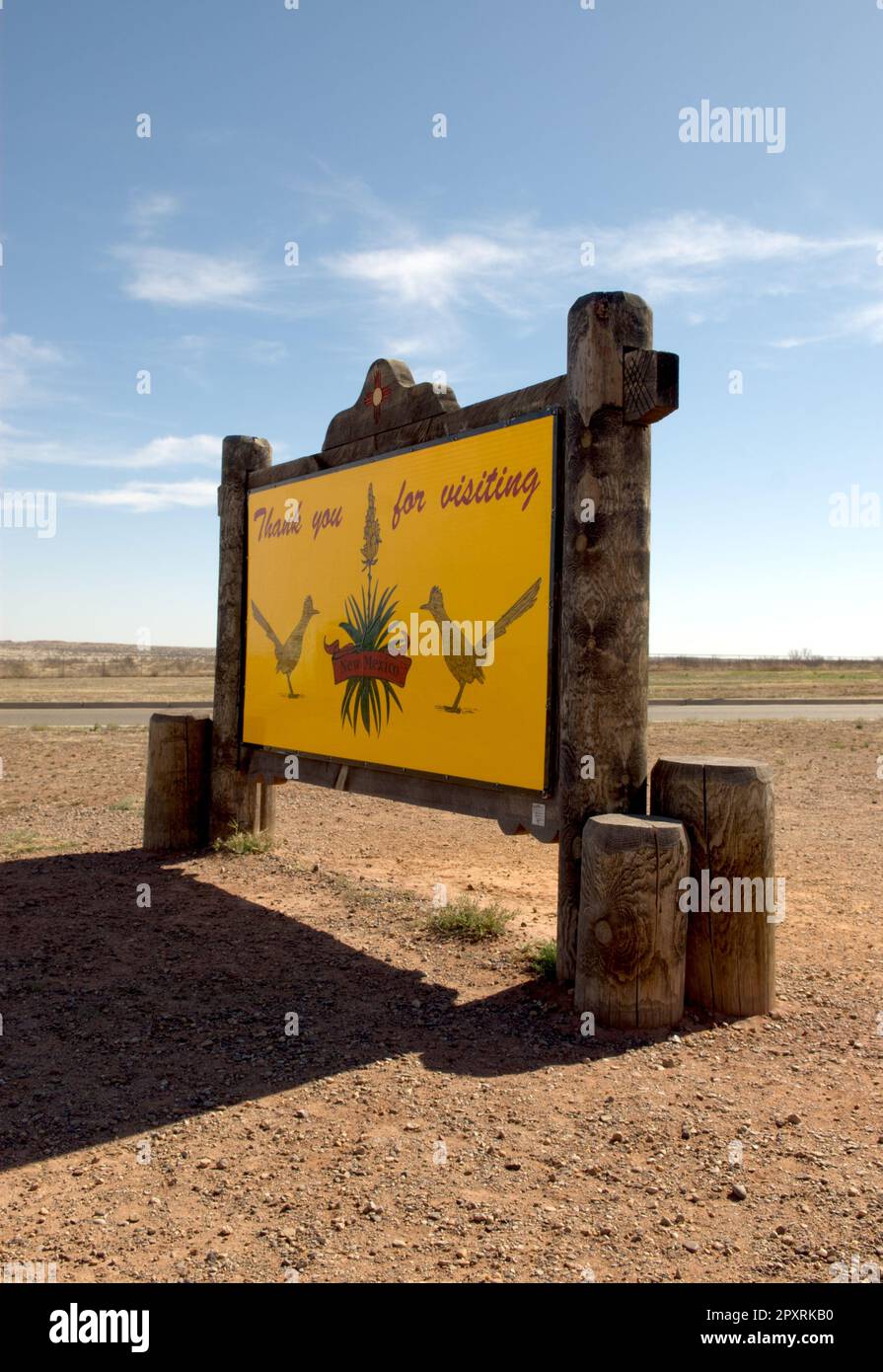 Gelbes „New Mexico Welcome“-Schild am NM Welcome Center bei Ankunft aus Texas, USA. Stockfoto