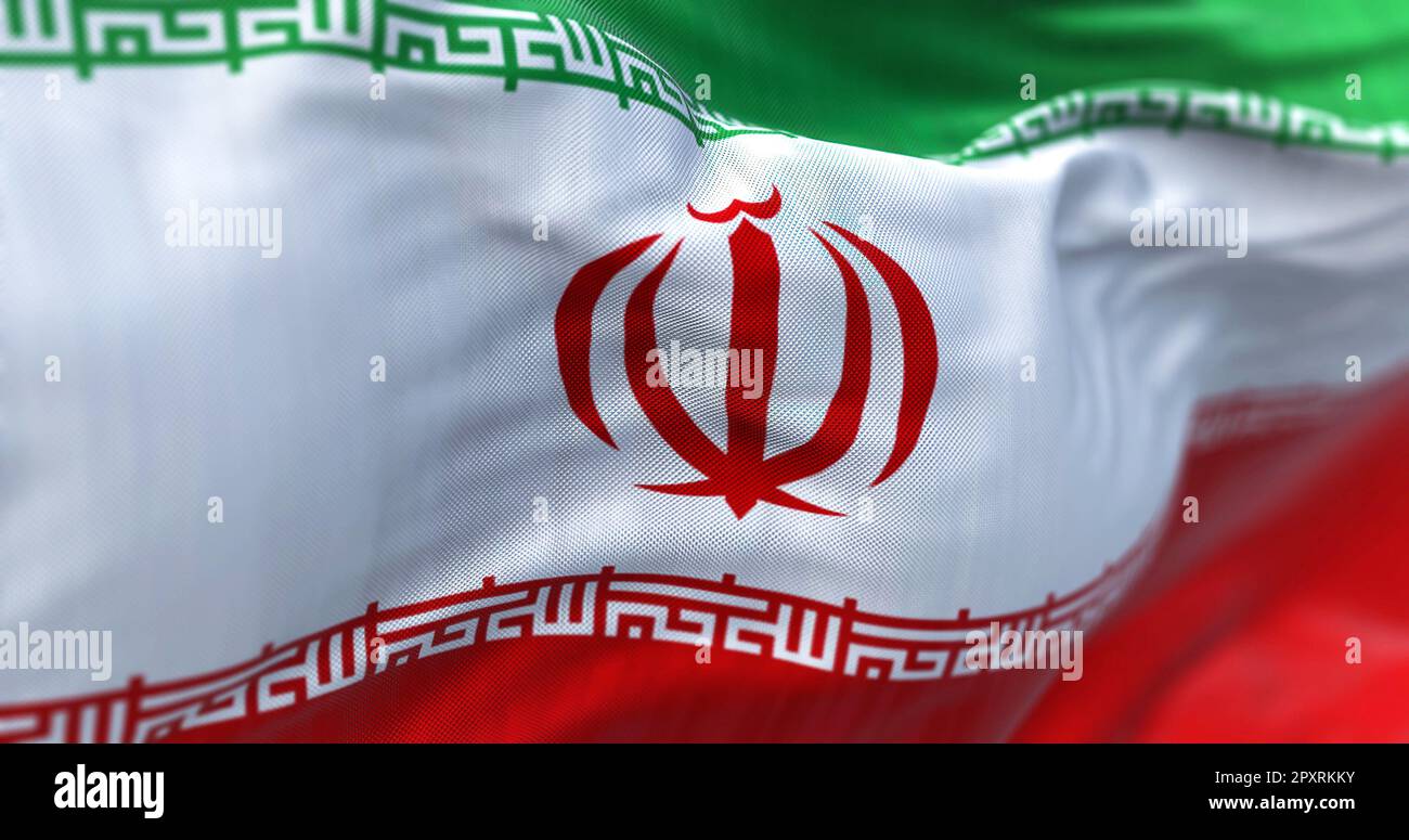 Die iranische Nationalflagge wackelt. Die Islamische Republik Iran ist ein Staat Asiens im Nahen Osten. Geriffelter Stoff. Strukturierter Hintergrund. Wählen Sie Stockfoto