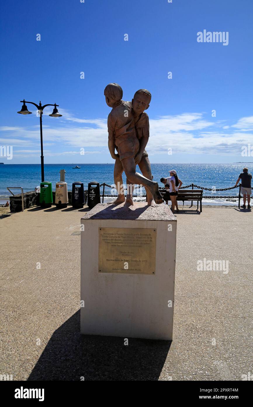 Statue von zwei Jungen, die kämpfen, Playa Blanca, Lanzarote, Kanarische Inseln, Spanien. Lucha Canaria - traditionelles kanarisches Ringen. Stockfoto