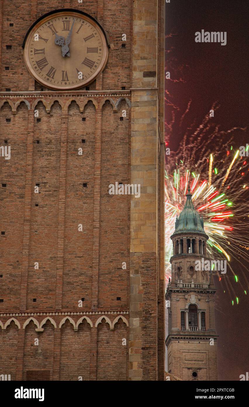 Feuerwerk im historischen Stadtzentrum von Parma Italien Stockfoto