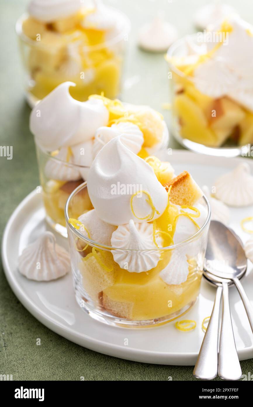 Zitronen-Baiser und Pfannkuchen in einem Glas, eine eigenständige Dessertidee Stockfoto