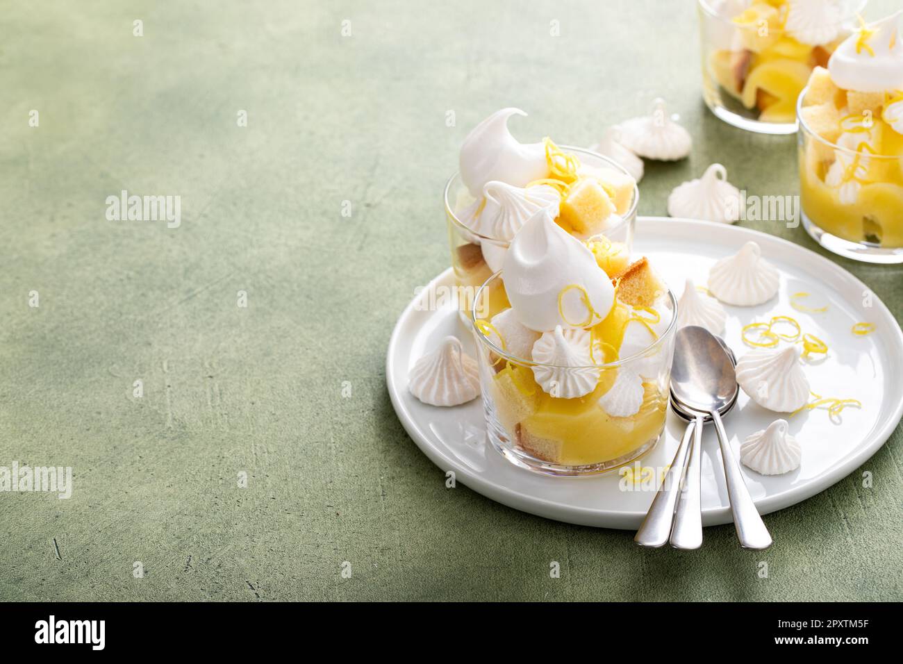 Zitronen-Baiser und Pfannkuchen in einem Glas, eine eigenständige Dessertidee Stockfoto