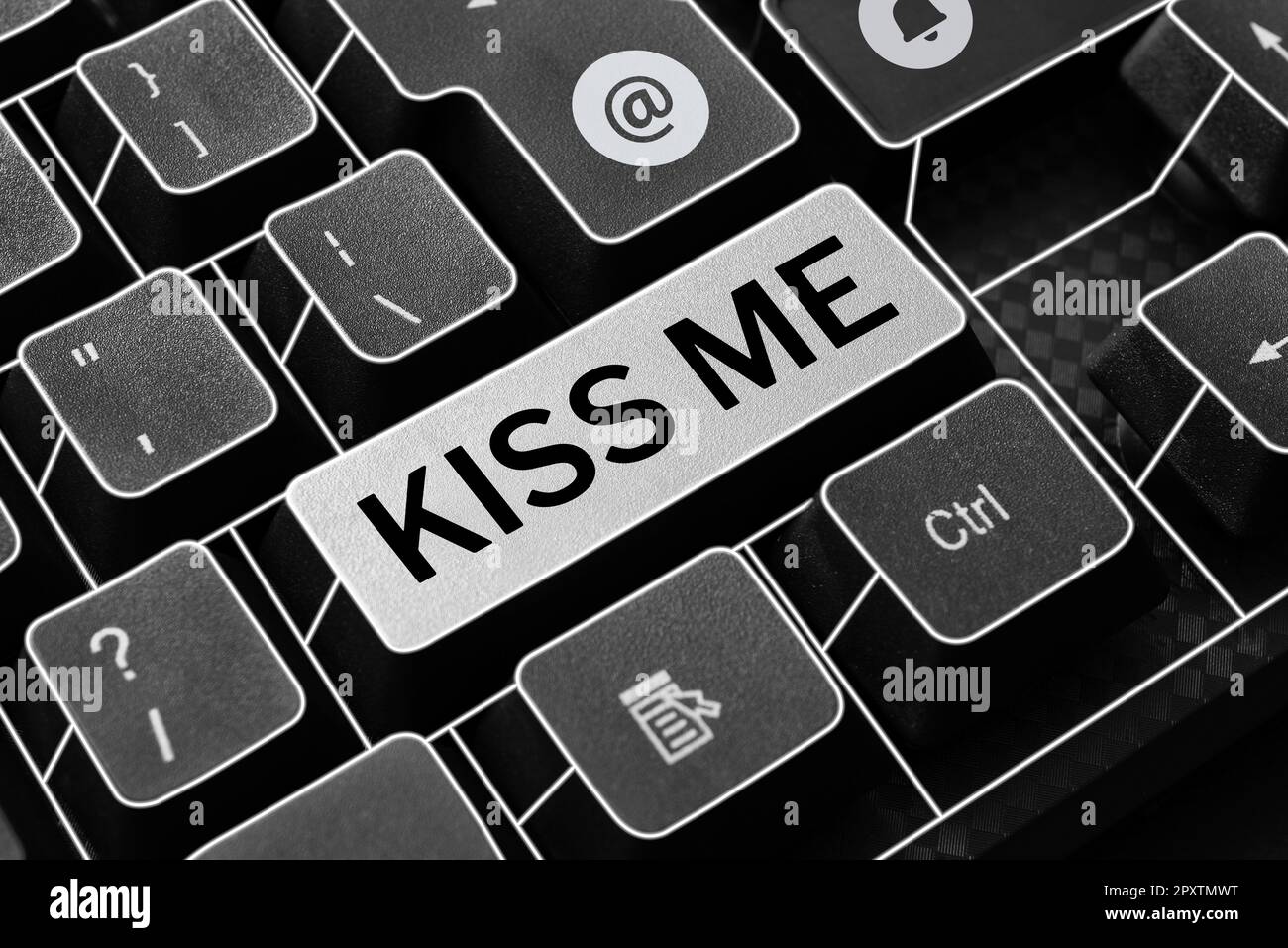 Schild mit Küss mich, Wort geschrieben auf informell bitten, meine Lippen mit deinen Lippen zu berühren oder gegen zu drücken Stockfoto