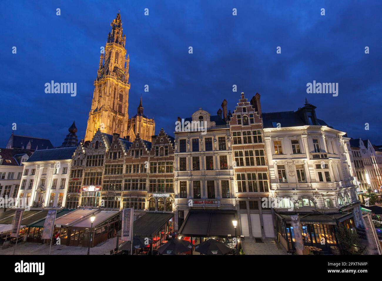 Historische Guildhalls in Grote Markt Altstadt Antwerpen mit dem Turm der gotischen Kathedrale unserer Lieben Frau, Onze Live Vrouwe kathedraal in der Abenddämmerung, Nacht. Stockfoto