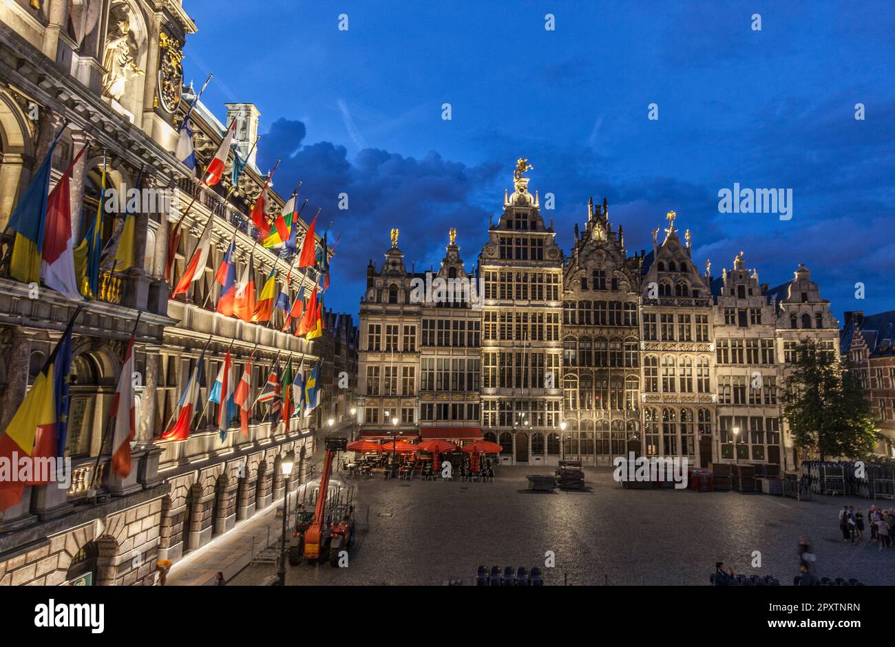 Historisches Renaissance-Rathaus, stadhuis, 16. Jahrhundert (links) und Guildhalls in der Dämmerung, Grote Markt, Altstadt, Antwerpen. UNESCO-Weltkulturerbe Stockfoto