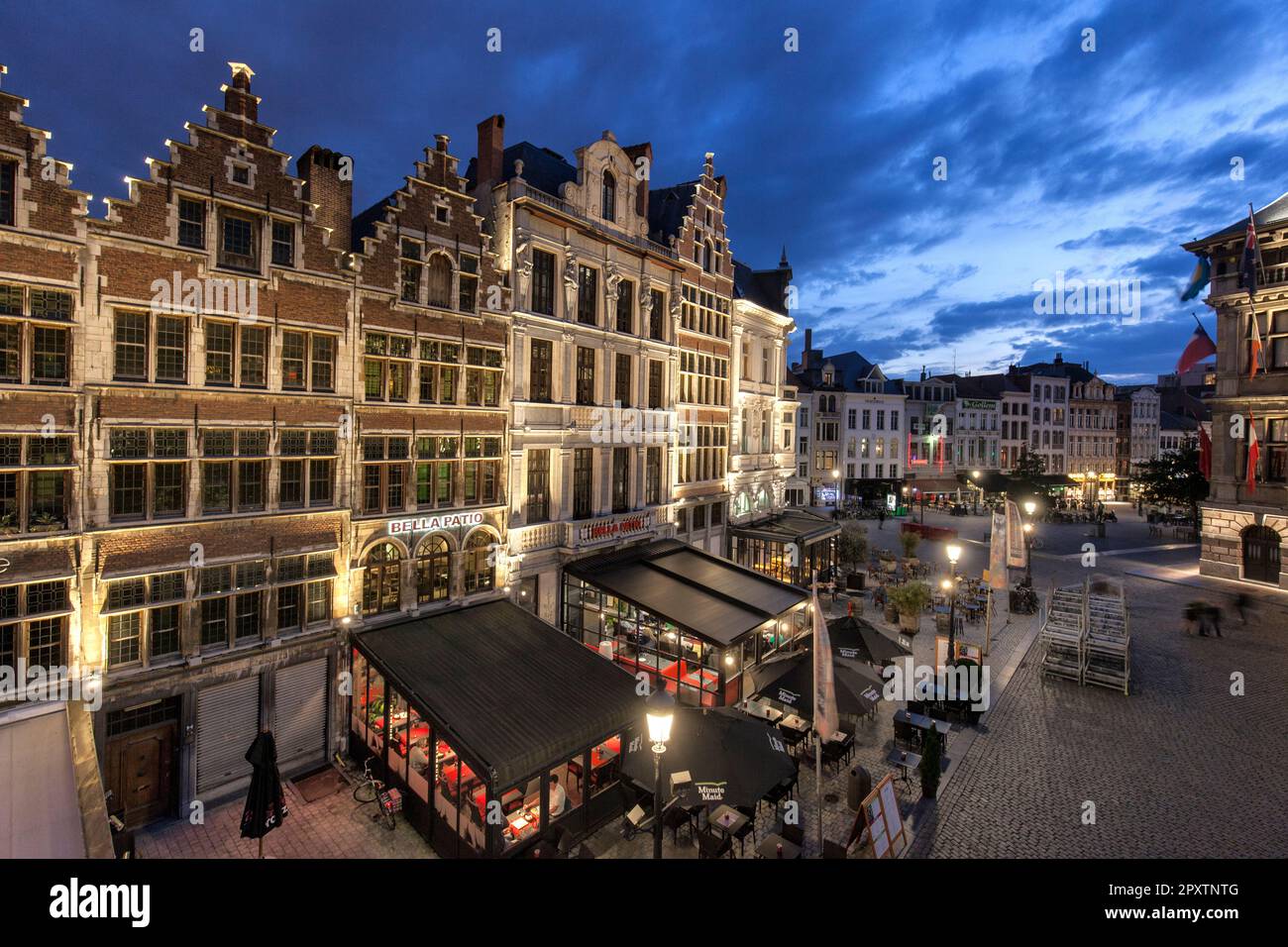 Historische Guildhalls in Grote Markt, Marktplatz in der Altstadt von Antwerpen mit Cafés und Restaurants in der Dämmerung oder in der Nacht. Stockfoto