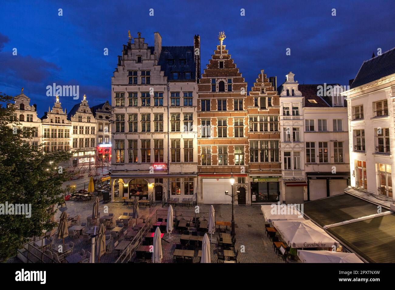 Historische Guildhalls in Grote Markt, Marktplatz in der Altstadt von Antwerpen mit Cafés und Restaurants in der Dämmerung oder in der Nacht. Stockfoto