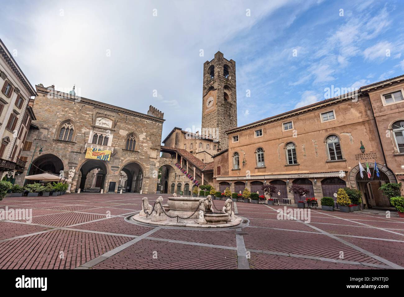 Civic Tower aus dem 11. Jahrhundert, genannt Campanone in der Altstadt. Palazzo della Ragione (links) und Palazzo del Podesta (rechts) mit Brunnen auf der Piazza Vecchia. Stockfoto