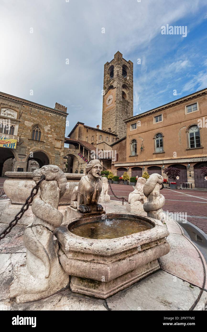 Civic Tower aus dem 11. Jahrhundert, genannt Campanone in der Altstadt. Palazzo della Ragione (links) und Palazzo del Podesta (rechts) mit Brunnen auf der Piazza Vecchia Stockfoto