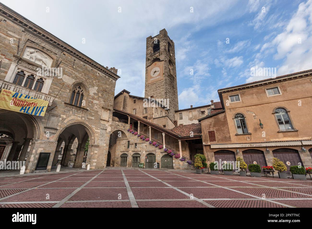 Civic Tower aus dem 11. Jahrhundert, auch Campanone in der Altstadt genannt. Palazzo della Ragione (links) und Palazzo del Podesta (rechts) auf der mittelalterlichen Piazza Vecchia Stockfoto