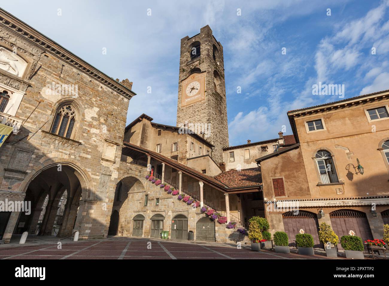 Civic Tower aus dem 11. Jahrhundert, auch Campanone in der Altstadt genannt. Palazzo della Ragione (links) und Palazzo del Podesta (rechts) auf der mittelalterlichen Piazza Vecchia Stockfoto