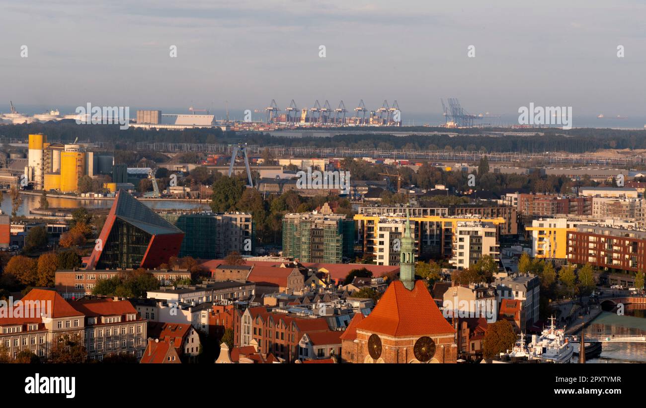 Blick auf die Altstadt von Danzig mit den Schiffshäfen am Golf von Danzig. Stockfoto