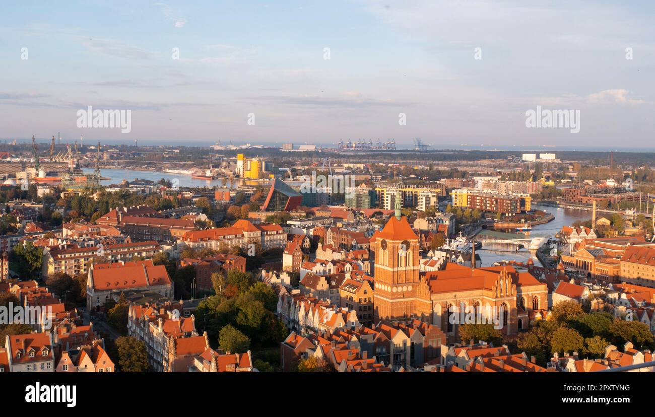 Blick auf die Altstadt von Danzig mit den Schiffshäfen am Golf von Danzig. Stockfoto