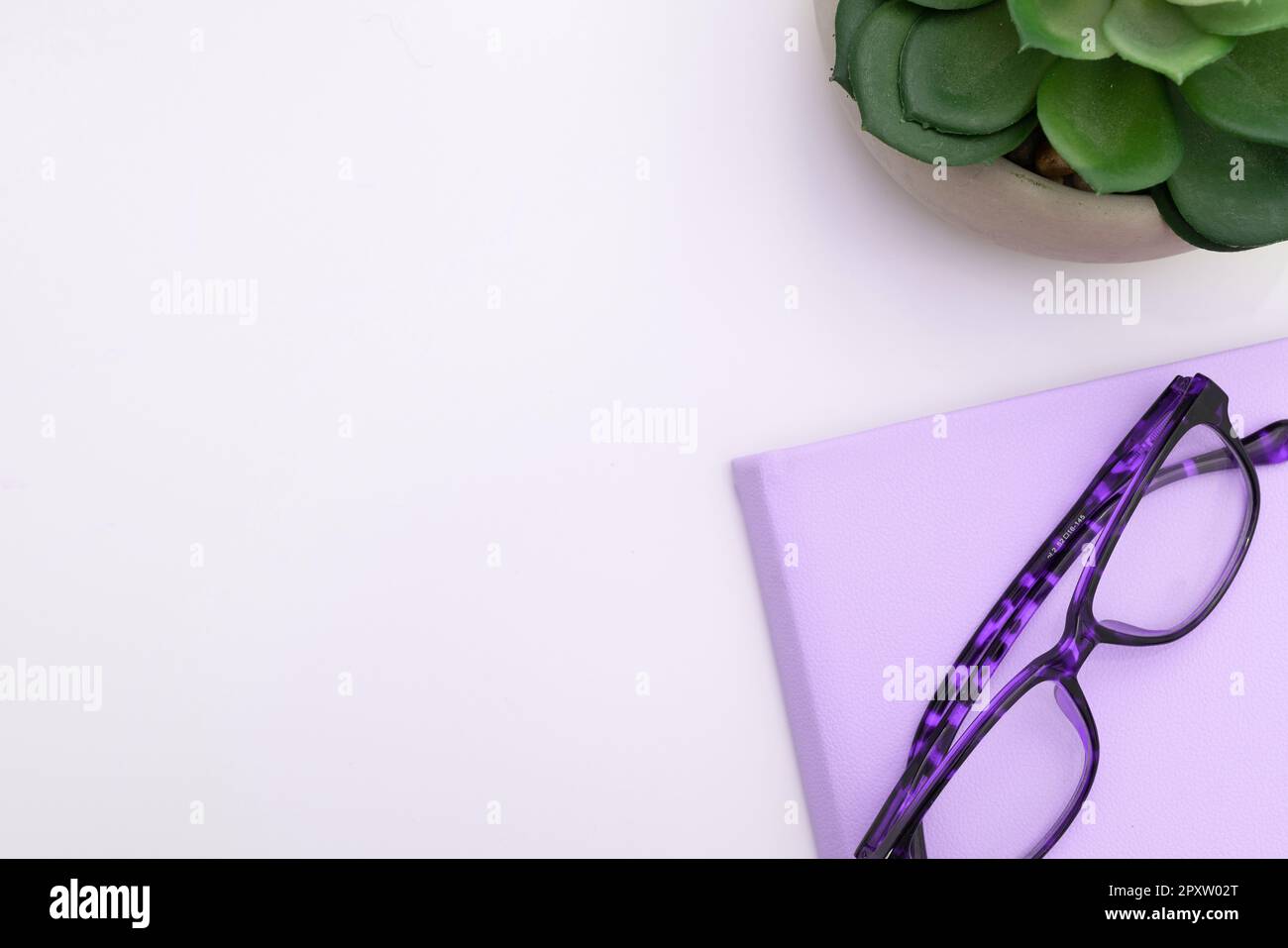 Bürobedarf Über Dem Schreibtisch. Tastatur und Brille. Verschiedene Schuleinrichtungen Stockfoto