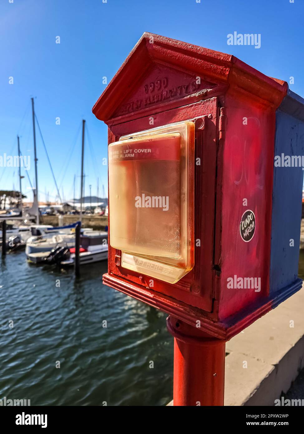 Ein roter Notfall-Kasten am Hafen in San Francisco Stockfoto