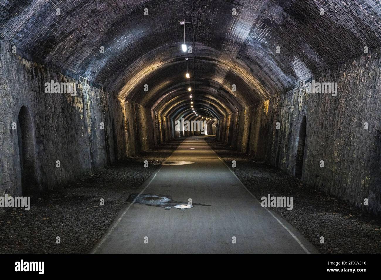 Im Inneren des Chee Tor No 1 Tunnel auf dem Monsal Trail, Peak District National Park, Derbyshire, England Stockfoto