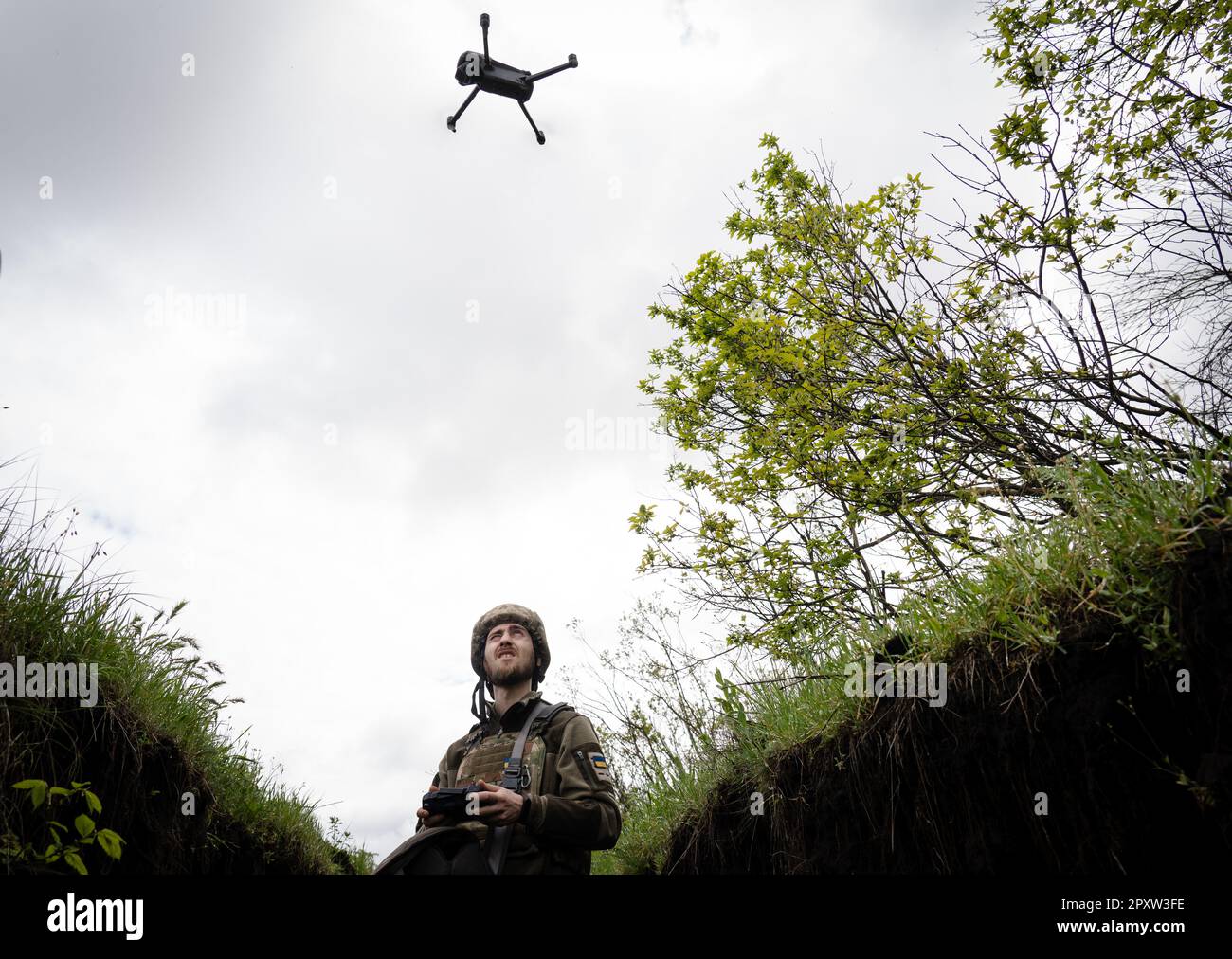 25. April 2023, Ukraine: Ein ukrainischer Soldat wird gesehen, wie er in der Nähe von Soledar eine Drohnenaufklärung demonstriert. Soldaten in der Drohneneinheit sagten, dass die Aufklärung von Drohnen eine große Rolle im Krieg zwischen der Ukraine und Russland spielt, die nicht nur als Überwachung fungieren, sondern auch Angriffsmissionen durchführen. Die ostukrainische Stadt in der Region Donezk wurde im Januar von russischen Streitkräften belagert. Die Belagerung hat einen Vorteil für die Umschließung der nahegelegenen Stadt Bakhmut gebracht, die als eine der bedeutendsten Schlachten seit der russischen Invasion gilt. Während sich die Ukrainer auf das lang erwartete c Stockfoto