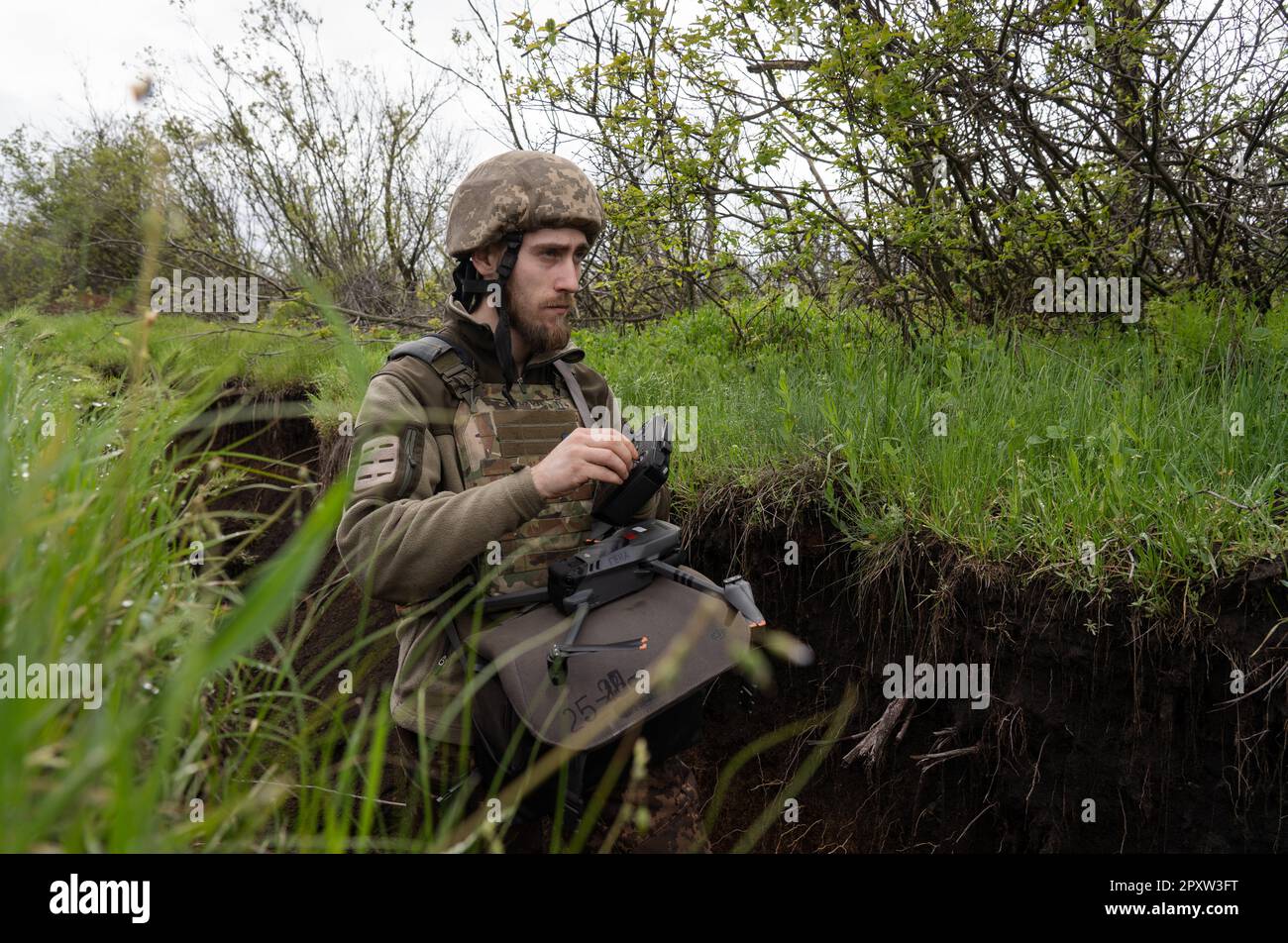 25. April 2023, Ukraine: Ein ukrainischer Soldat wird gesehen, wie er eine Demonstration der Drohnenaufklärung in der Nähe von Soledar vorbereitet. Soldaten in der Drohneneinheit sagten, dass die Aufklärung von Drohnen eine große Rolle im Krieg zwischen der Ukraine und Russland spielt, die nicht nur als Überwachung fungieren, sondern auch Angriffsmissionen durchführen. Die ostukrainische Stadt in der Region Donezk wurde im Januar von russischen Streitkräften belagert. Die Belagerung hat einen Vorteil für die Umschließung der nahegelegenen Stadt Bakhmut gebracht, die als eine der bedeutendsten Schlachten seit der russischen Invasion gilt. Während sich die Ukrainer auf die vorbereiten Stockfoto