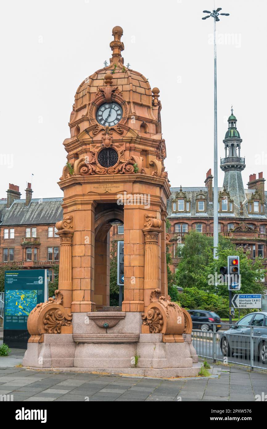Cameron Memorial Fountain in Glasgow, Schottland, Großbritannien. Der viktorianische Brunnen im Barockstil befindet sich im charmanten Cross-Stil und wurde 1896 erbaut. Stockfoto