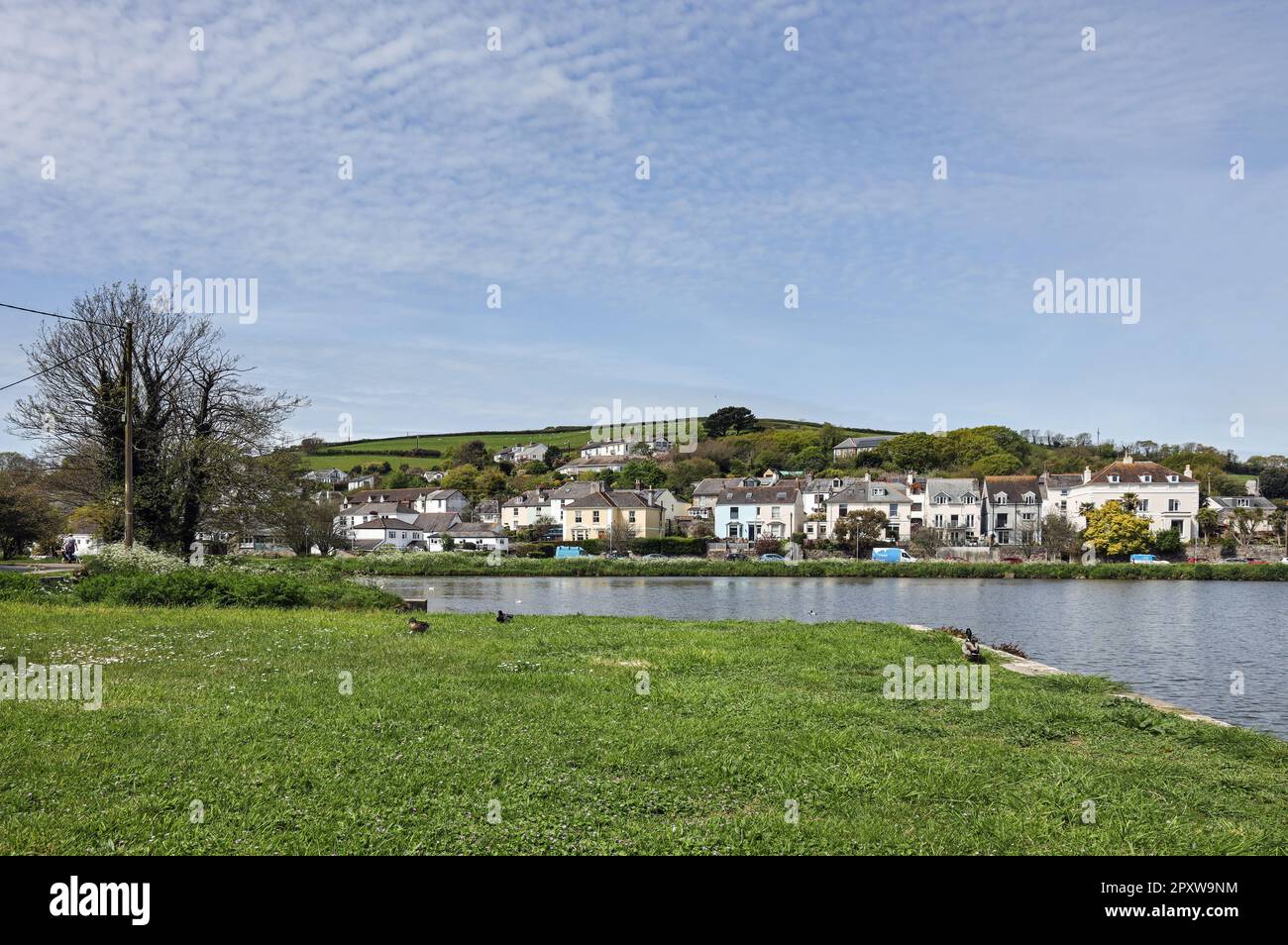 Millbrook über dem Millbrook Lake im Südosten von Cornwall gesehen Stockfoto