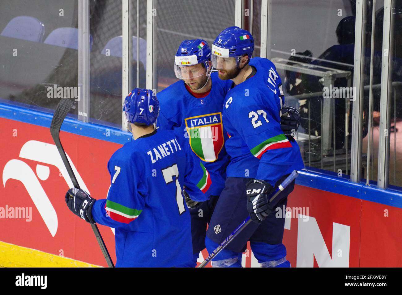 Nottingham, 29. April 2023. Marco Zanetti, Luca Frigo und Thomas Larkin feiern ein Tor für Italien gegen Rumänien während eines Spiels bei der IIHF-Eishockey-Weltmeisterschaft 2023, Division I, Gruppe A in der Motorpoint Arena, Nottingham. Kredit: Colin Edwards Stockfoto