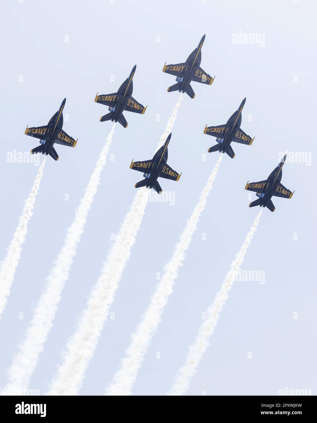 F16 Jets von The Blue Angles treten am 9. Mai 2021 während der Fort Lauderdale Air Show in Fort Lauderdale Beach, FL, auf Stockfoto